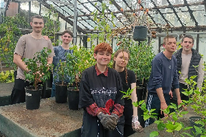 Руки в земле, душа — в саду! У студентов стройотрядов стартовала производственная практика по программе «Садовник»